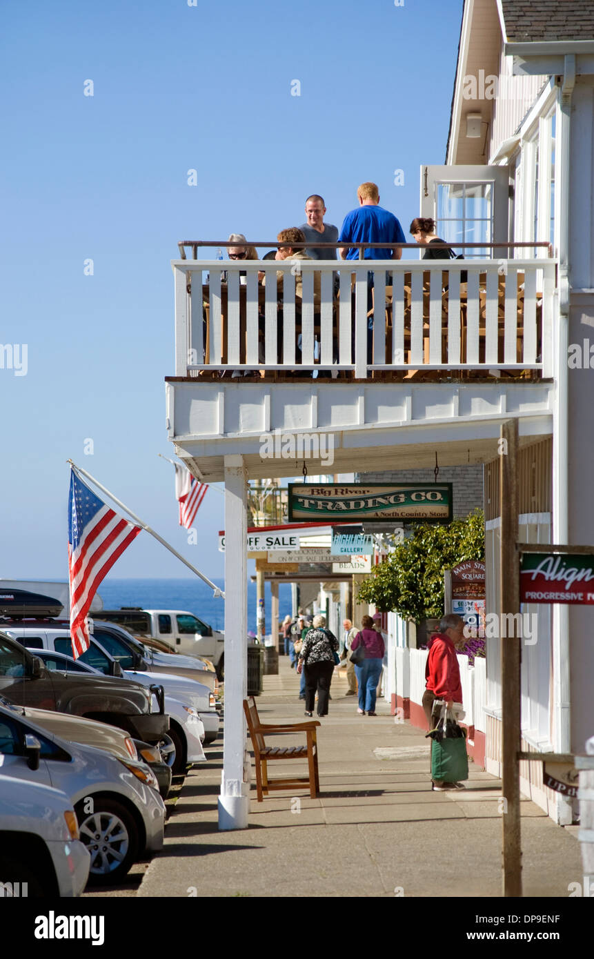 Negozi e ristoranti sulla strada principale a Mendocino, in California Foto Stock