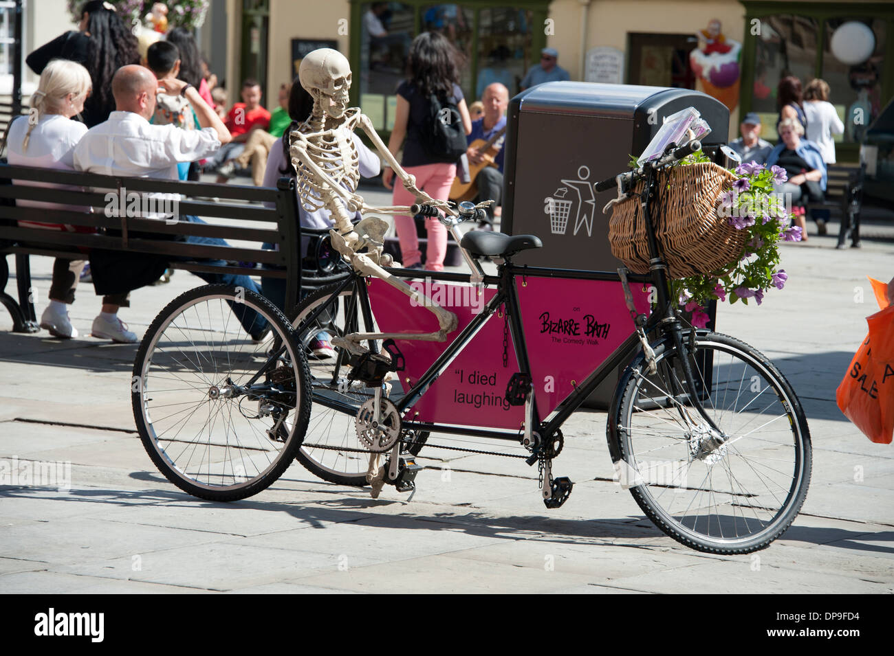Lo scheletro umano Bicicletta Equitazione bicicletta Tour bizzarro Foto Stock