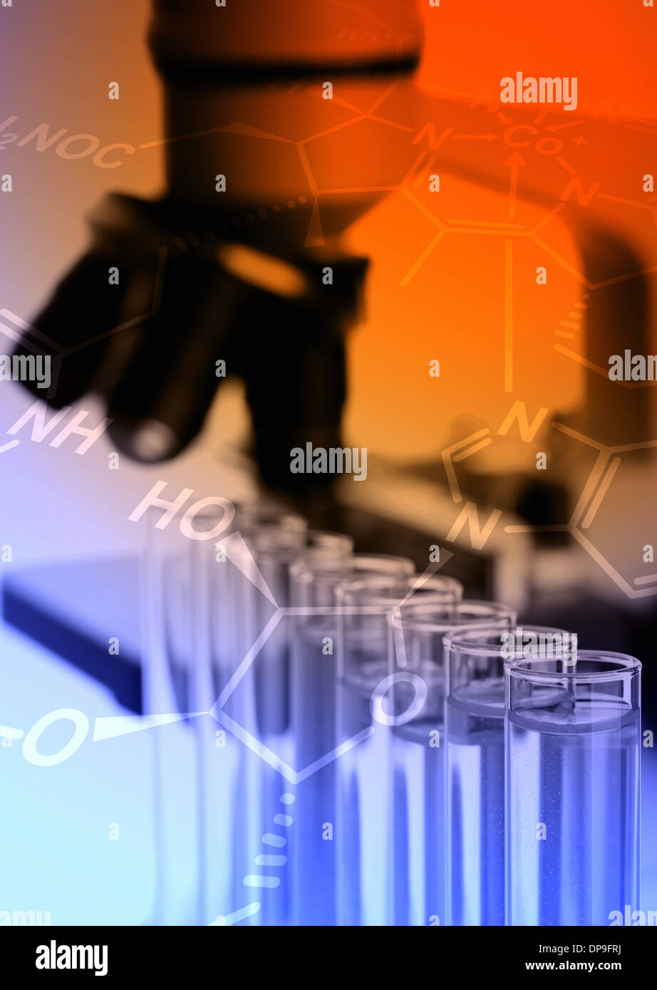 Provette con microscopio e strutturali di formula chimica - la chimica o la biologia scienza sfondo Foto Stock