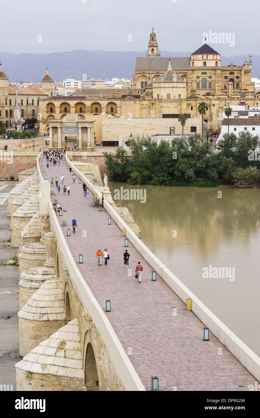 Romain ponte sopra il fiume Gaudalquivir e Cathedral-Mosque di Córdoba Foto Stock