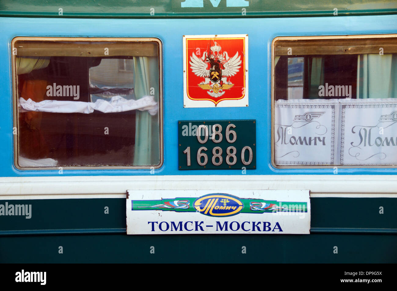Treno russo sulla rotta Tomsk-Moscow (Trans-Siberian ferroviario) Foto Stock