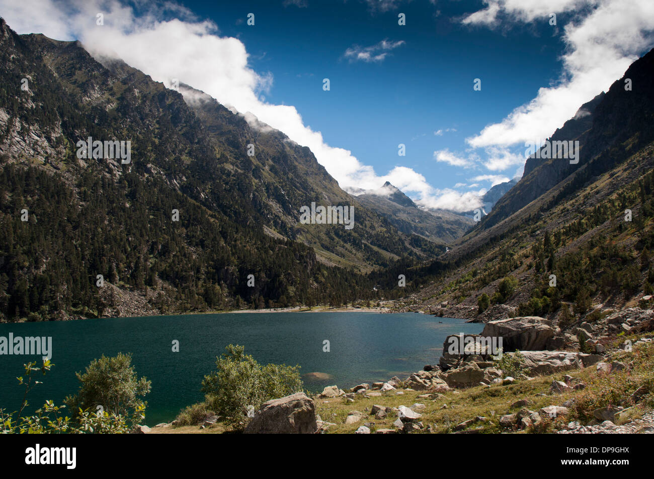 Vista del Lac de Gaube verso Pic Arraille nella Vallée de Gaube nei Pirenei francesi Foto Stock