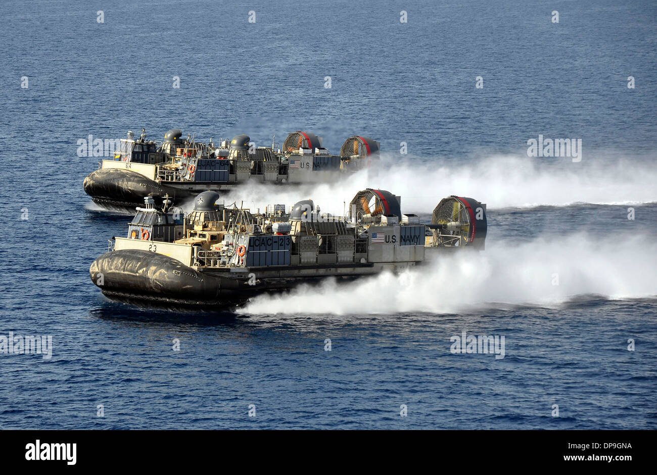 Due Stati Uniti Navy landing craft, cuscino d'aria hovercraft Foto Stock