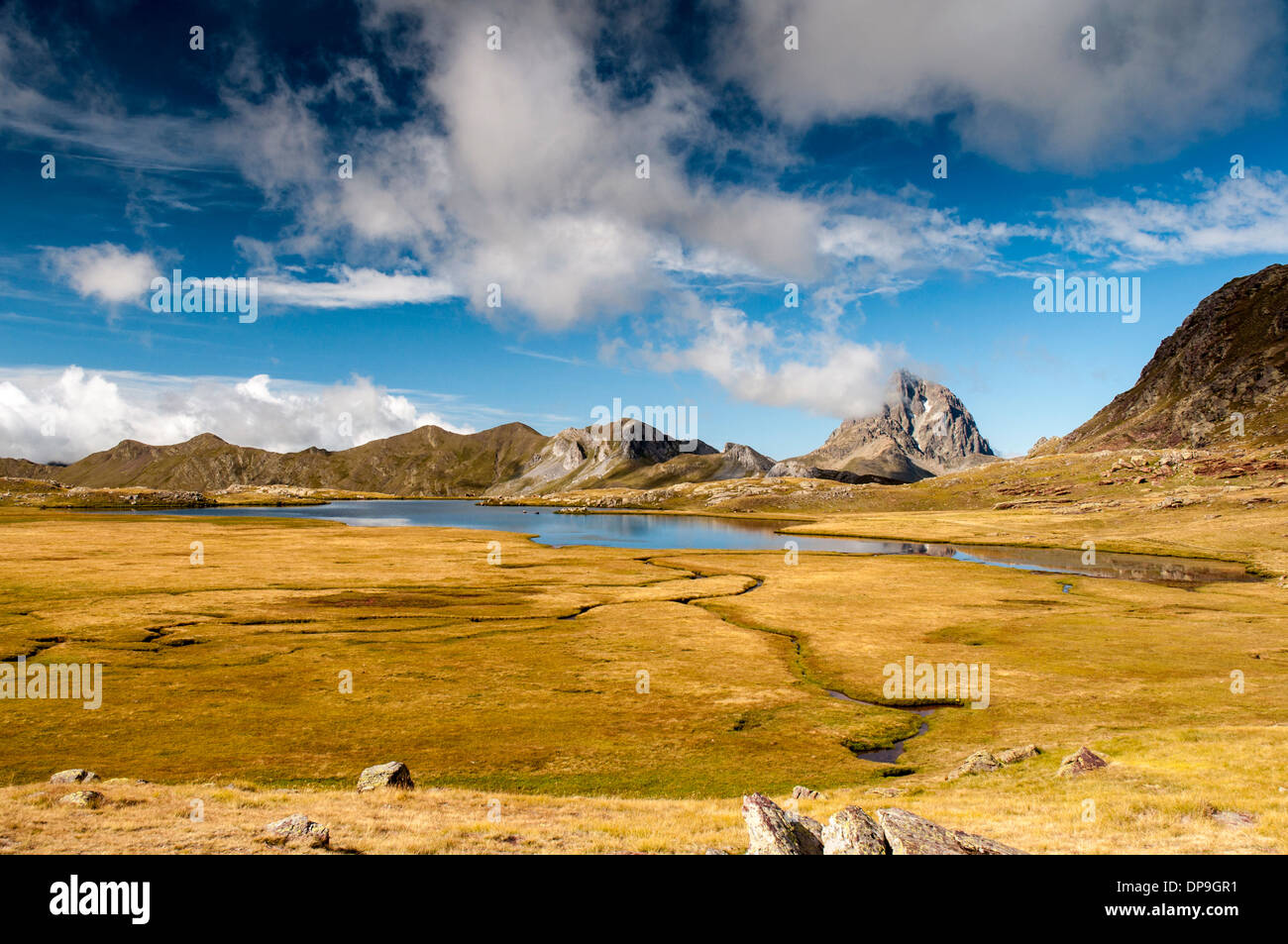 Lago Ibones de Anayet in serata sole nei Pirenei spagnoli Foto Stock
