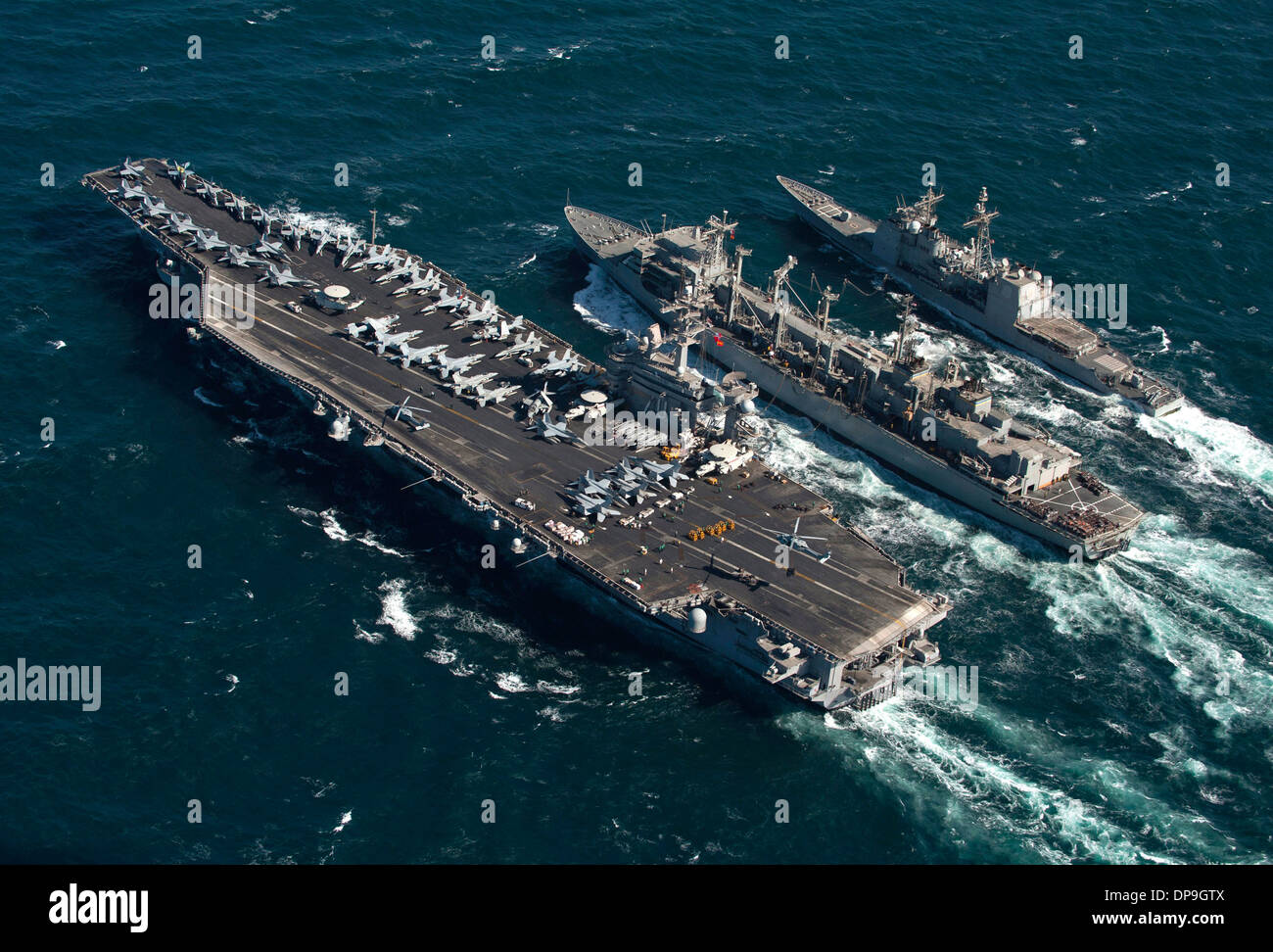 Portaerei USS Carl Vinson, missile cruiser USS Bunker Hill e la nave appoggio USNS Bridge Foto Stock