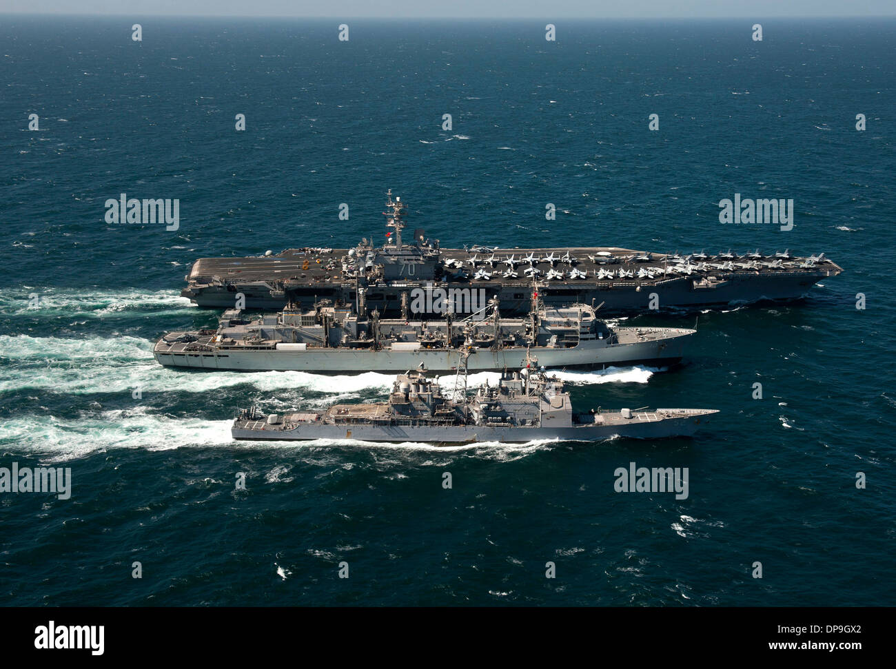 Portaerei USS Carl Vinson, missile cruiser USS Bunker Hill e la nave appoggio USNS Bridge Foto Stock