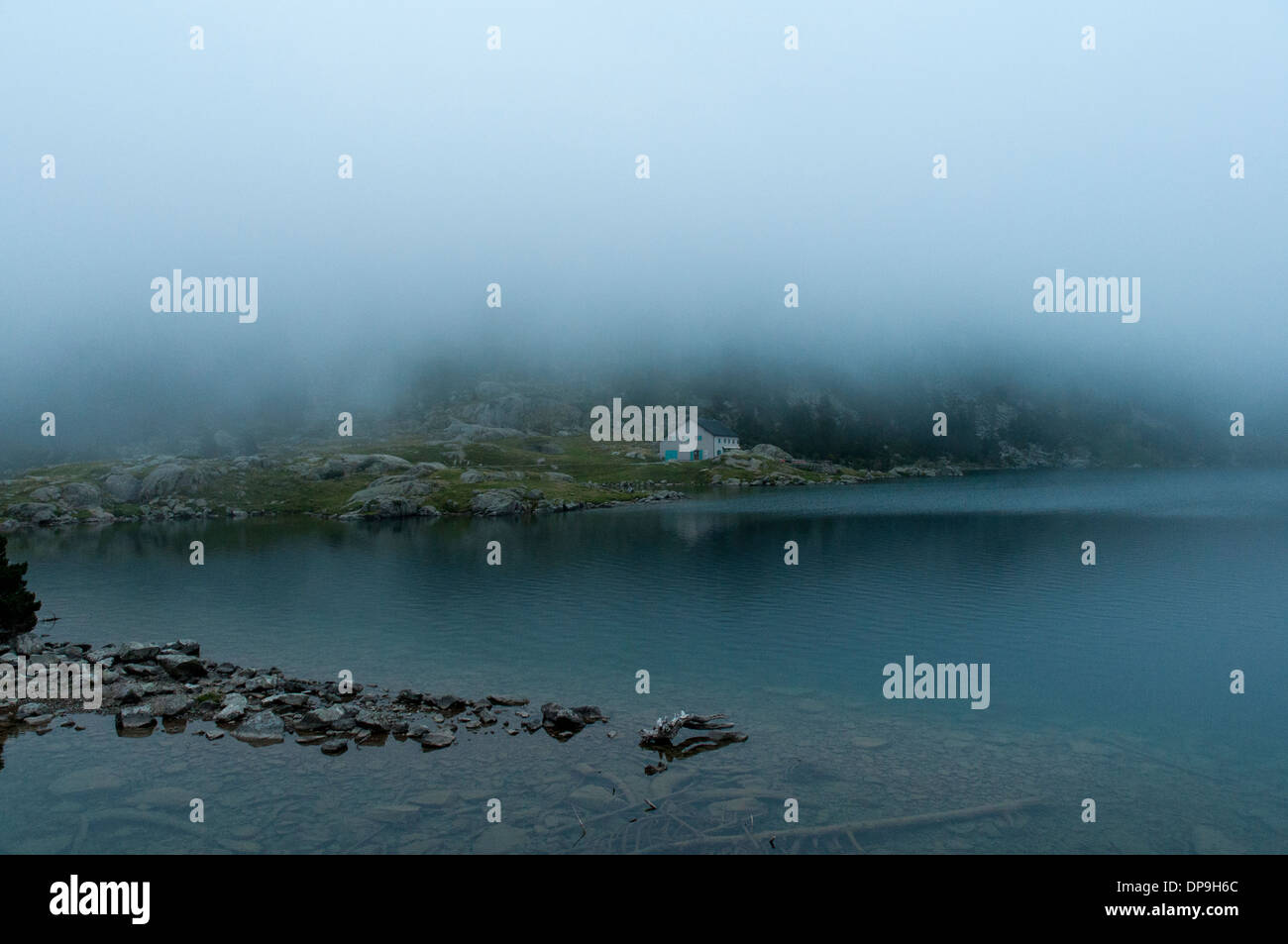 Basse nubi oltre il rifugio dal Lac de Gaube nella Vallée de Gaube nei Pirenei francesi Foto Stock