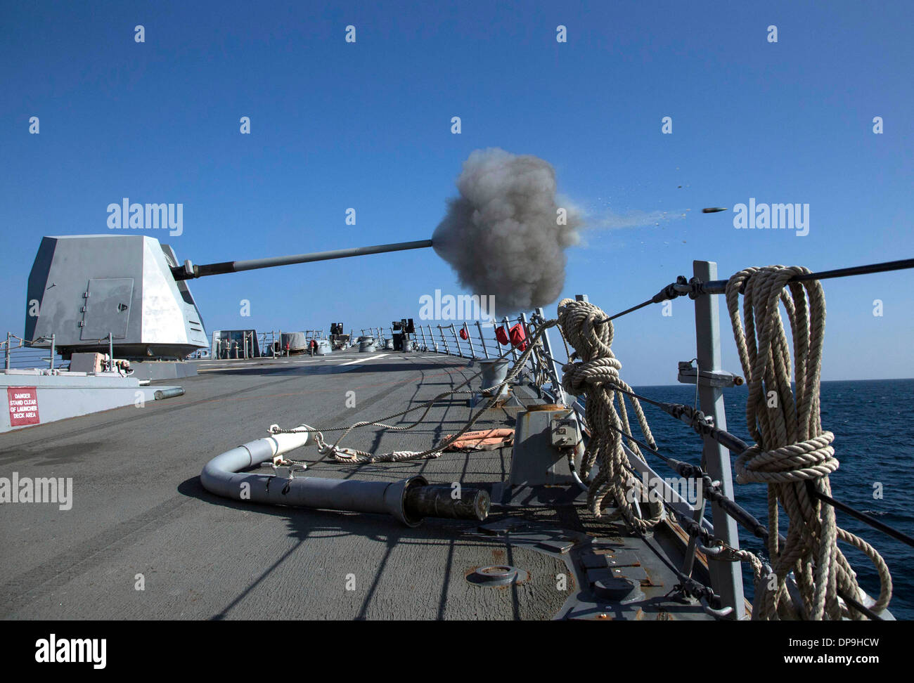Marco 45 5 pollici pistola a bordo del missile destroyer USS Mason (DDG 87) incendi durante un'esercitazione a fuoco Foto Stock