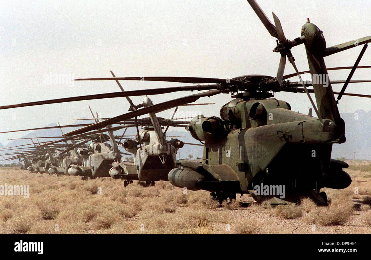 Stati Uniti Marine Corps CH-53 Sea Stallion elicotteri sono parcheggiati in una linea in corrispondenza della zona di atterraggio Foto Stock