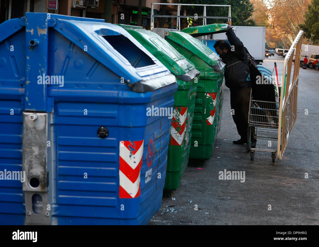 Un junkman spinge il suo carrello dove egli sceglie tra la posta indesiderata in rame, ferro e acciaio per seel su local junkyards, Mallorca, Spagna Foto Stock
