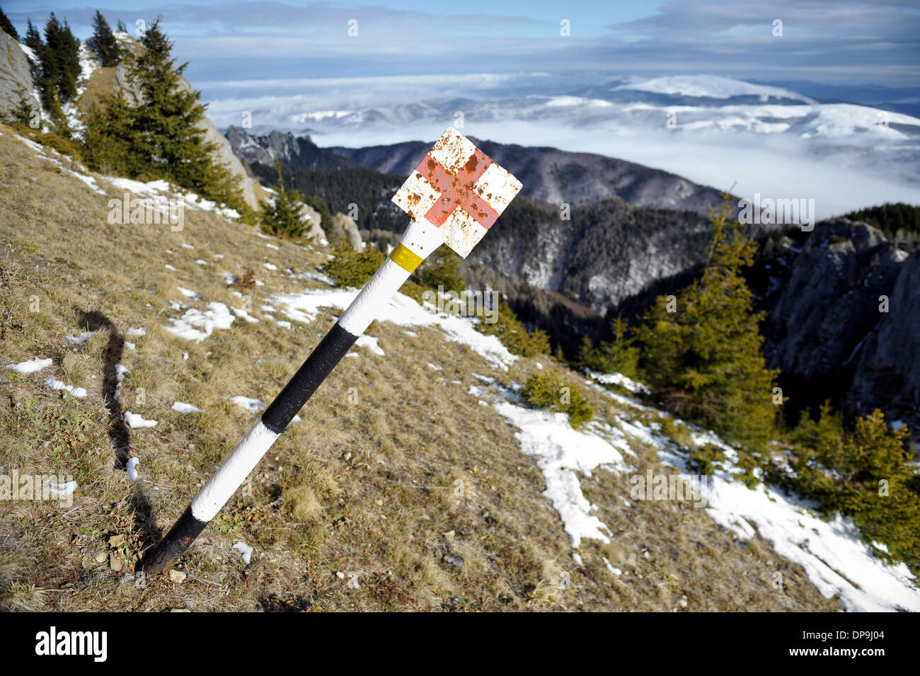 Croce Rossa polo di marcatura su una montagna di inizio inverno Foto Stock