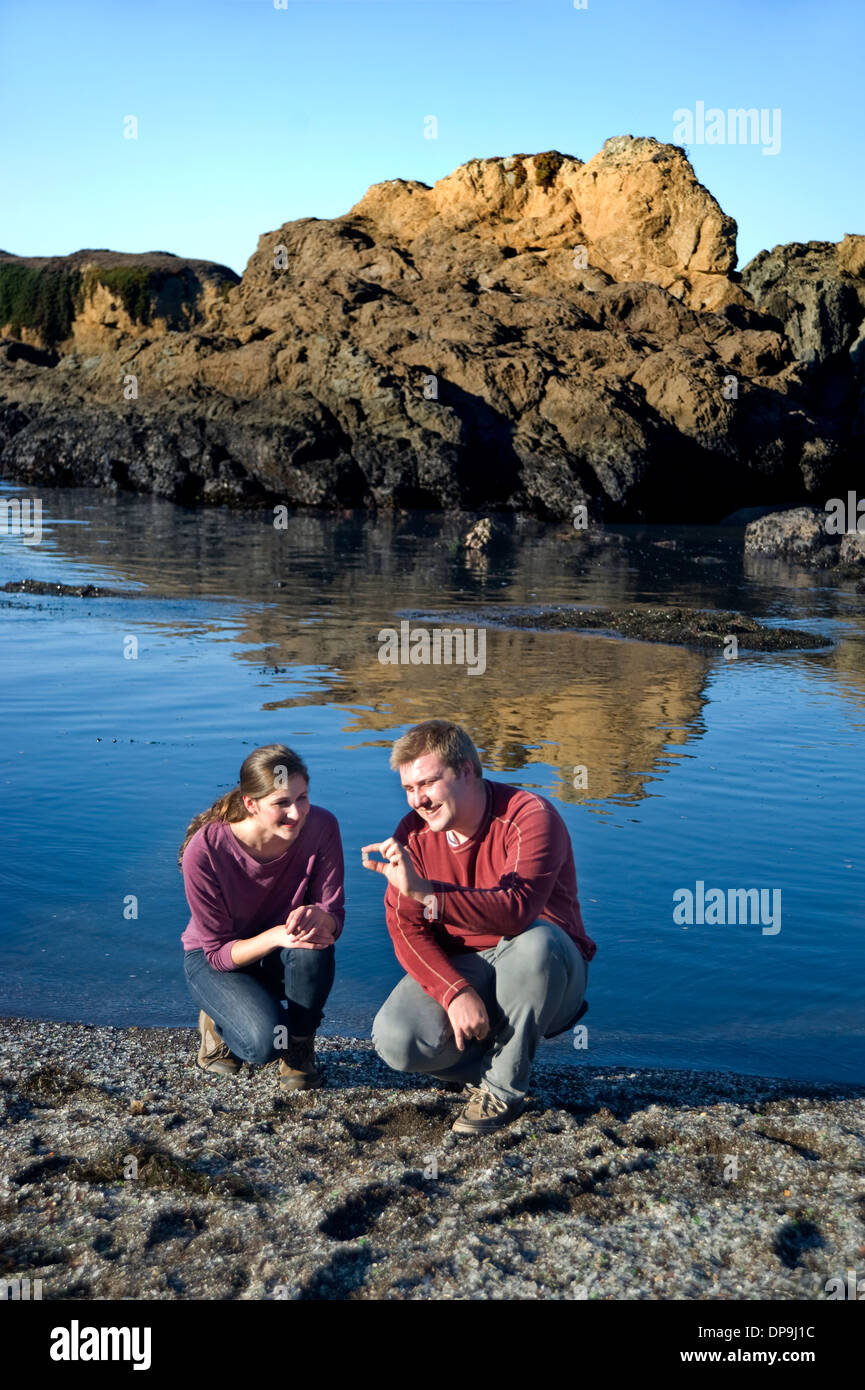 Paio di esplorare la spiaggia di vetro in Fort Bragg, California Foto Stock