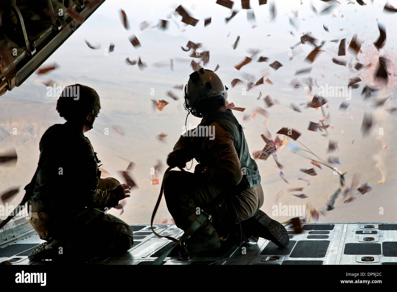 I militari USA goccia volantini a sostegno di operazioni per sconfiggere le insurrezioni influenza nel settore su Afghanistan meridionale Foto Stock