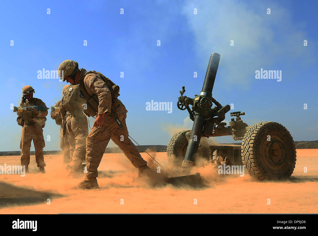 Stati Uniti Marines fire un M327 120mm trainato sistema mortaio durante un supporto formazione esercizio Foto Stock