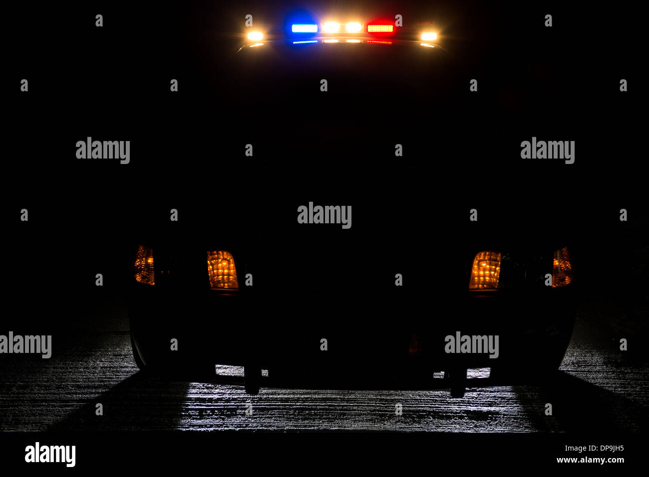 Una macchina della polizia di notte con le sue luci accese. Foto Stock