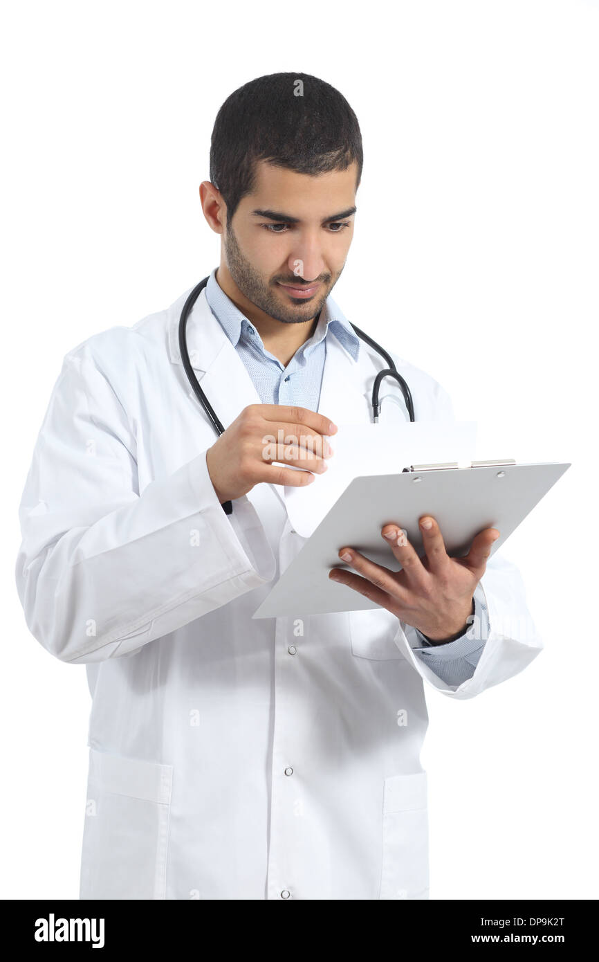Medico arabo uomo la lettura di una storia medica isolato su uno sfondo bianco Foto Stock