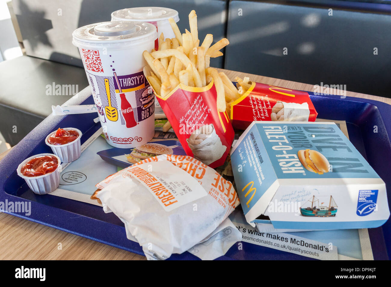 Il fast food piatti pronti su un vassoio in corrispondenza di un ristorante McDonalds burger bar. Foto Stock