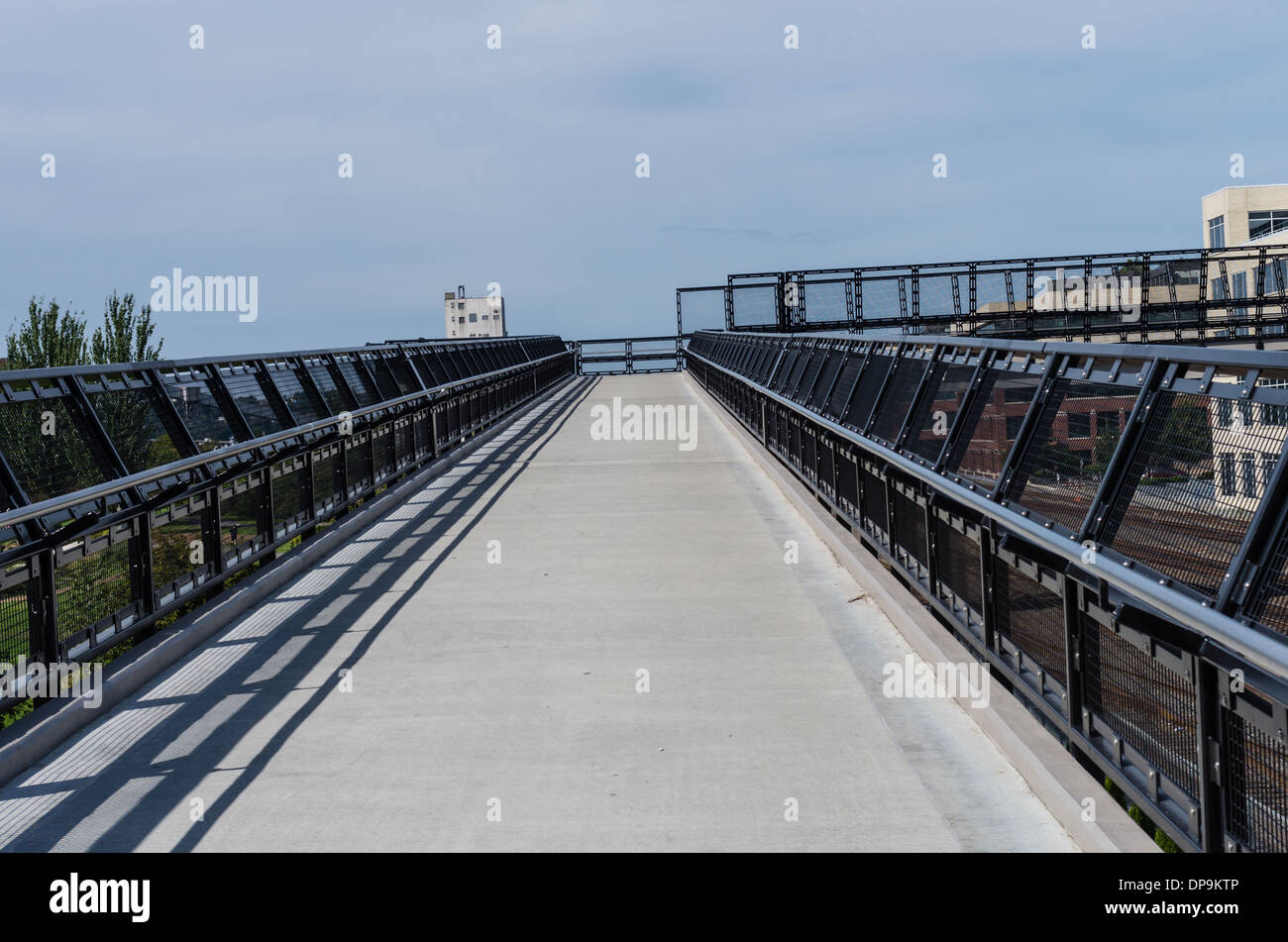 Vuoto passerella pedonale che attraversa un railyard vicino al lungomare. Seattle, Washington Foto Stock
