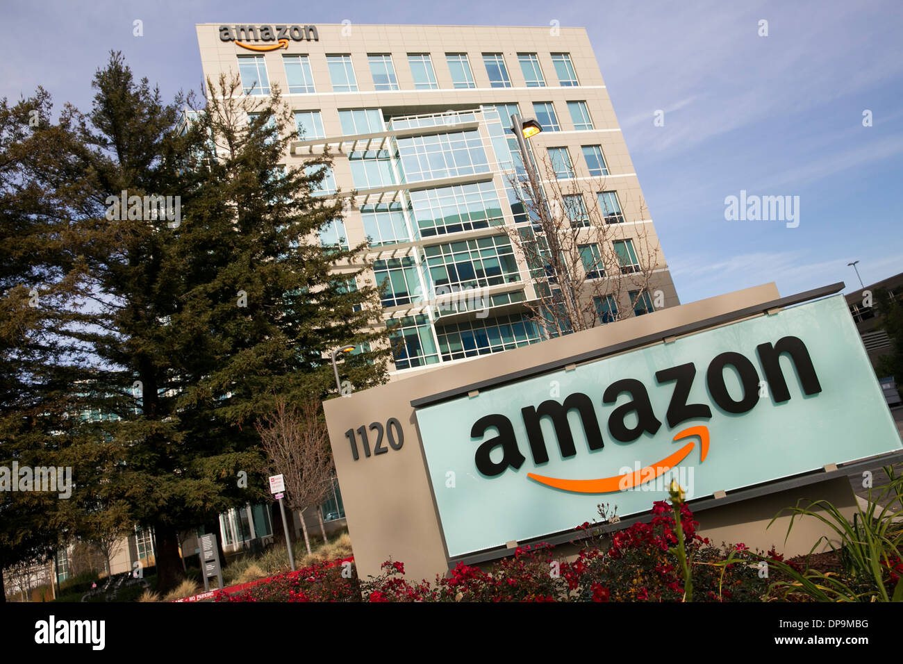 Un edificio di uffici occupati da Amazon.com a Sunnyvale, in California. Foto Stock