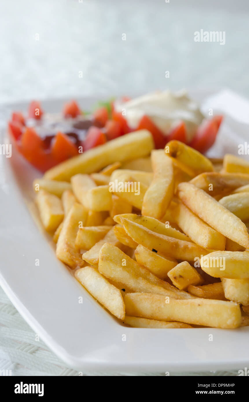 Un mucchio di appetitosi patatine fritte sulla piastra bianca Foto Stock