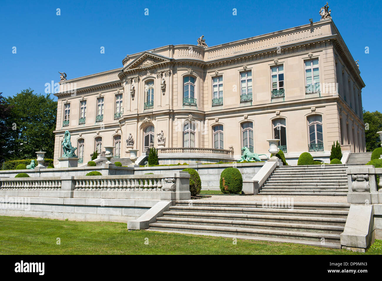 Le fasi nella parte posteriore degli Olmi un ostentato Newport mansion o cottage costruito durante l'età dorata di Newport RI Foto Stock