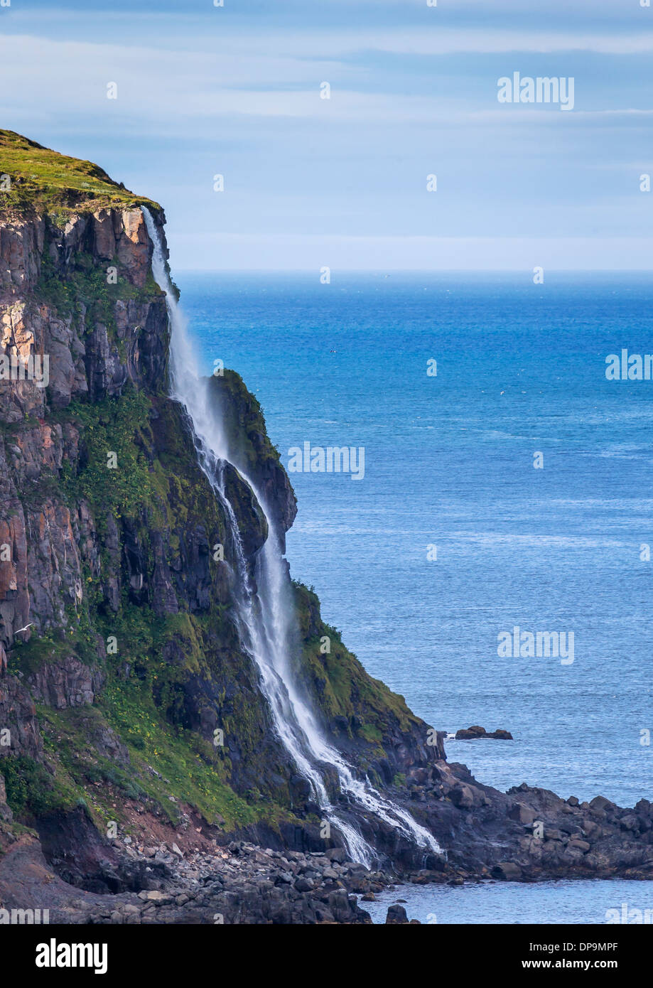 Estate, luce della sera. Acqua fresca da bere da piccole cascate dal lato della scogliera, vicino a Akureyri, il nord dell'Islanda. Foto Stock Estate, luce della sera. Acqua fresca da bere da piccole cascate dal lato della scogliera, vicino a Akureyri, il nord dell'Islanda. Foto Stock
