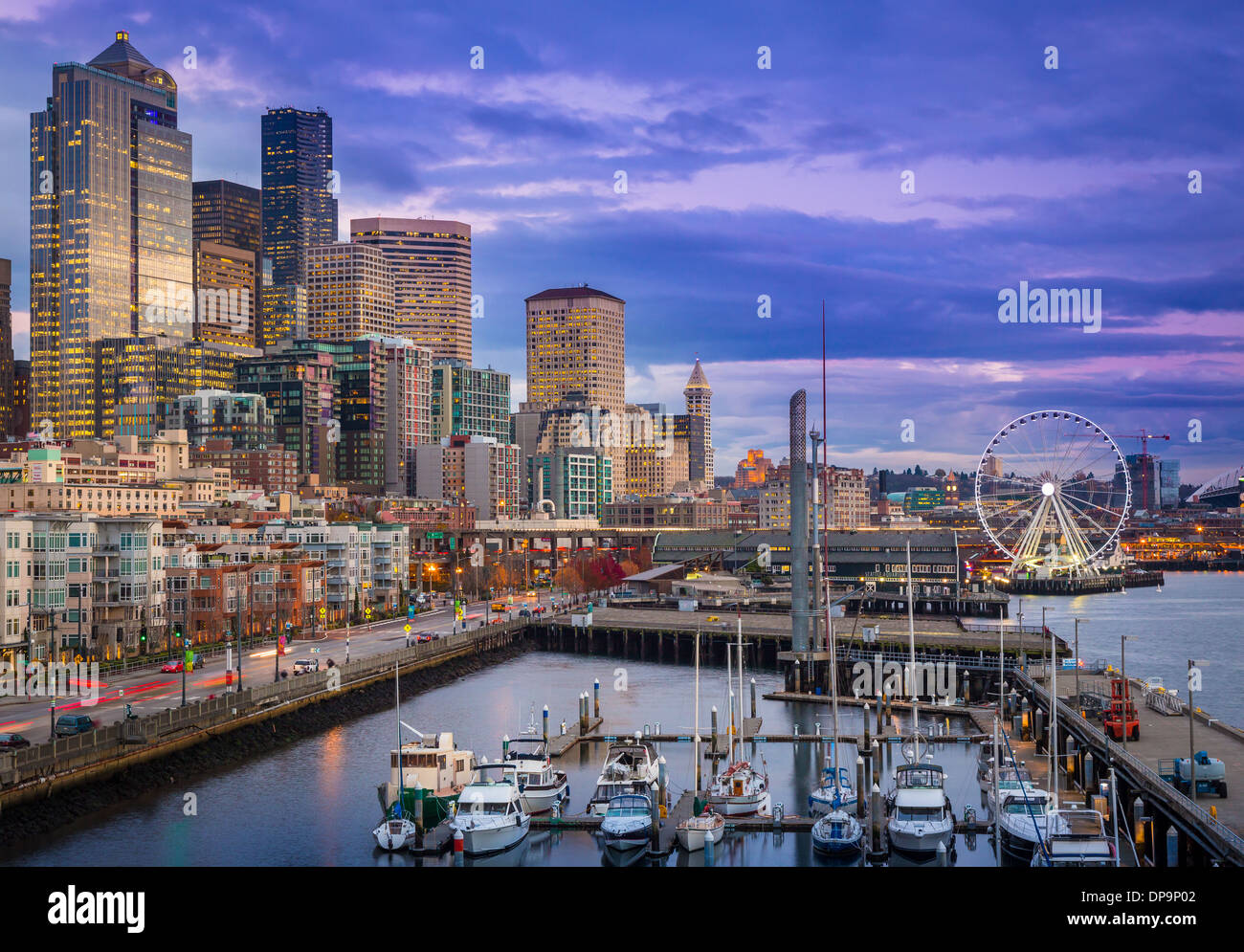 Lo skyline di Seattle dal Pier 66 Foto Stock