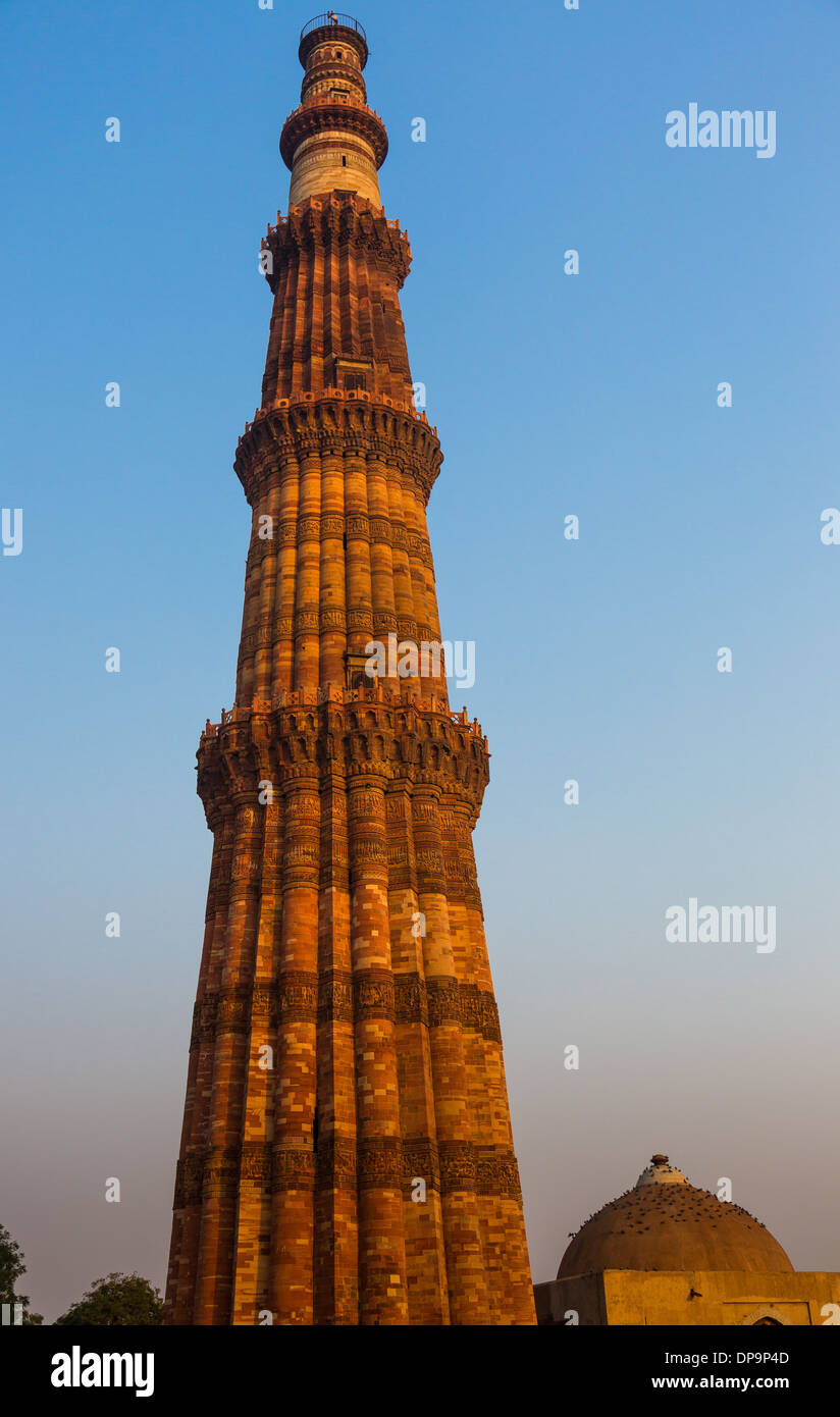 Qutub Minar (la Qutub Tower‎), noto anche come Qutb Minar e Qutab Minar, è il più alto minar (73 metri) in India Foto Stock