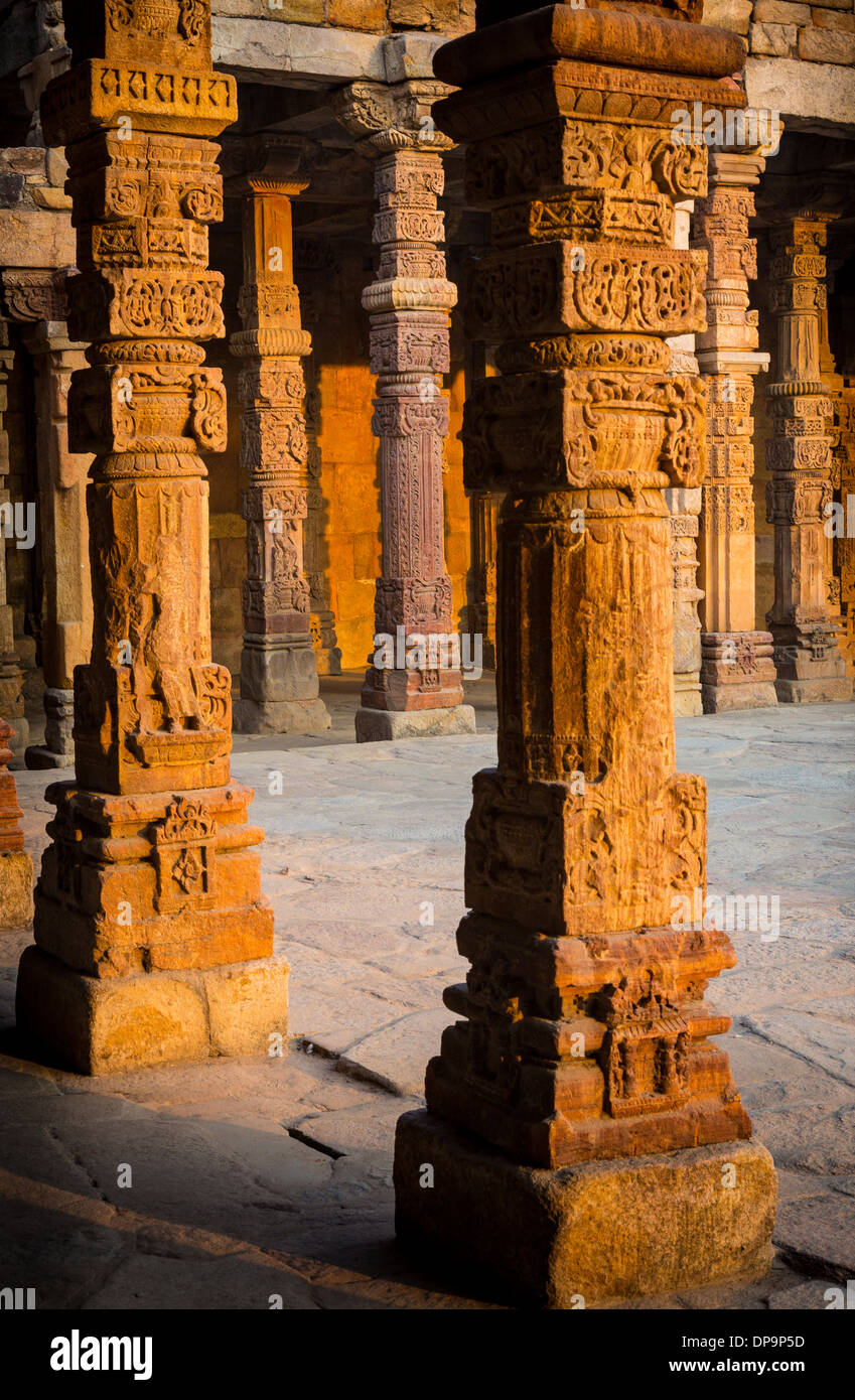 Qutub Minar (la Qutub Tower‎), noto anche come Qutb Minar e Qutab Minar, è il più alto minar (73 metri) in India Foto Stock