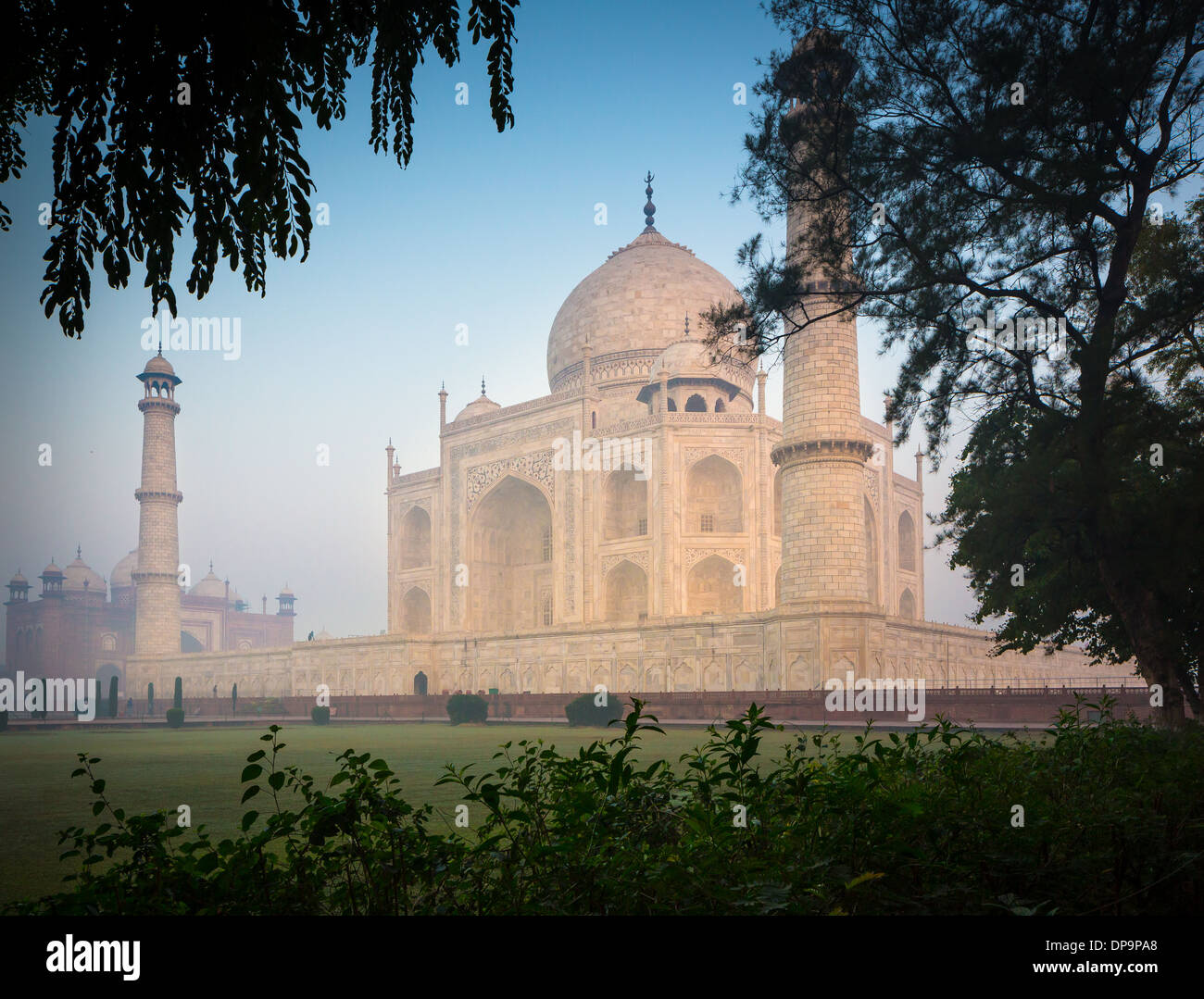 Il Taj Mahal è un marmo bianco mausoleo situato in Agra, Uttar Pradesh, India Foto Stock