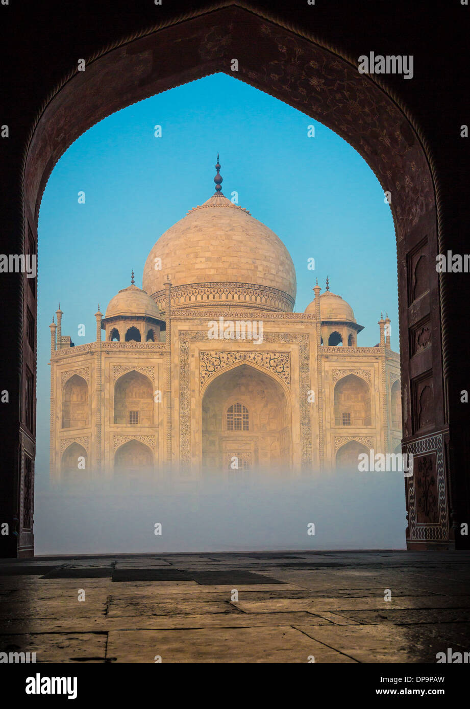 Il Taj Mahal è un marmo bianco mausoleo situato in Agra, Uttar Pradesh, India Foto Stock