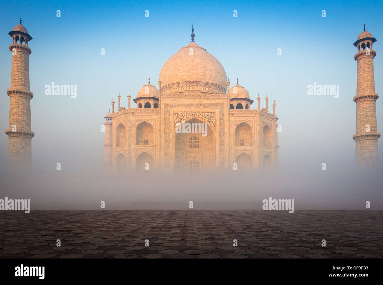 Il Taj Mahal è un marmo bianco mausoleo situato in Agra, Uttar Pradesh, India Foto Stock