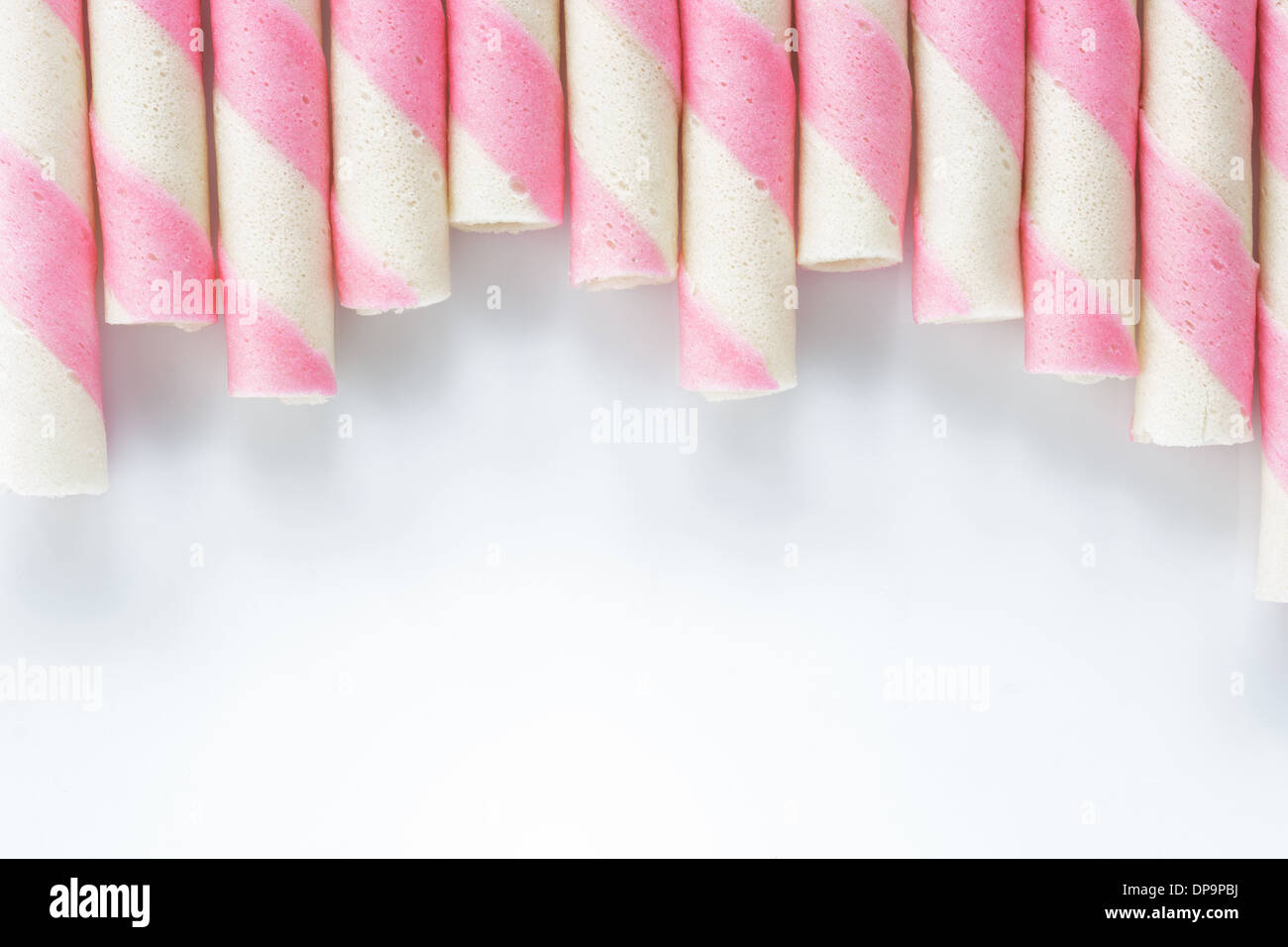 Closeup Striscia rosa fetta rotoli su sfondo bianco . Foto Stock