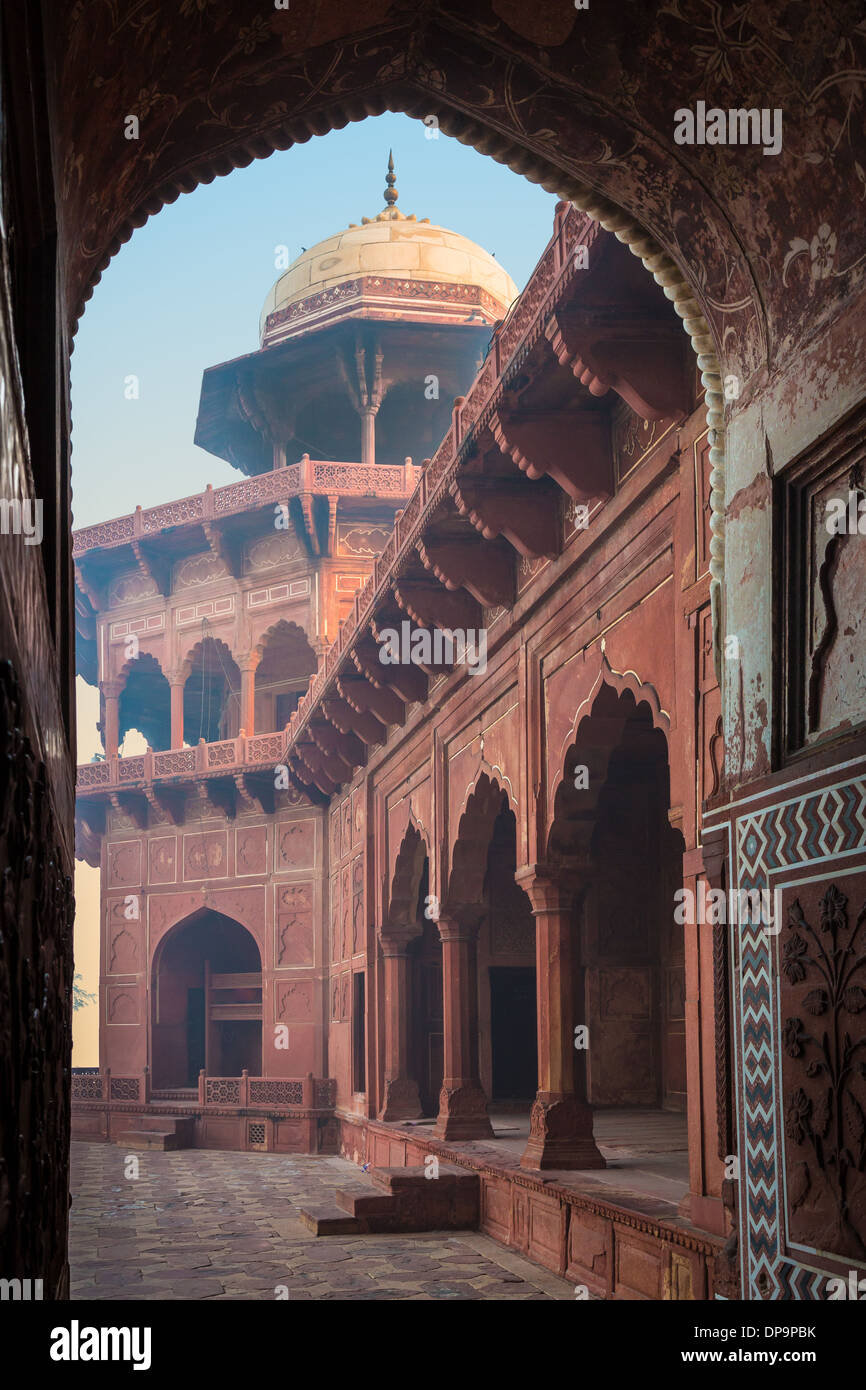 Il Taj Mahal è un marmo bianco mausoleo situato in Agra, Uttar Pradesh, India Foto Stock