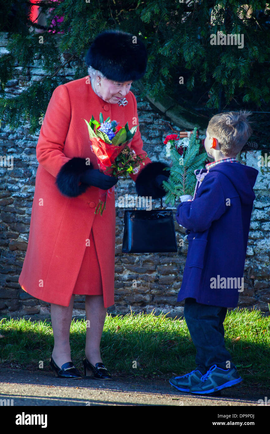 Sua Maestà la Regina Elisabetta II assiste la famiglia reale servizio in Sandringham il giorno di Natale 2013 Foto Stock