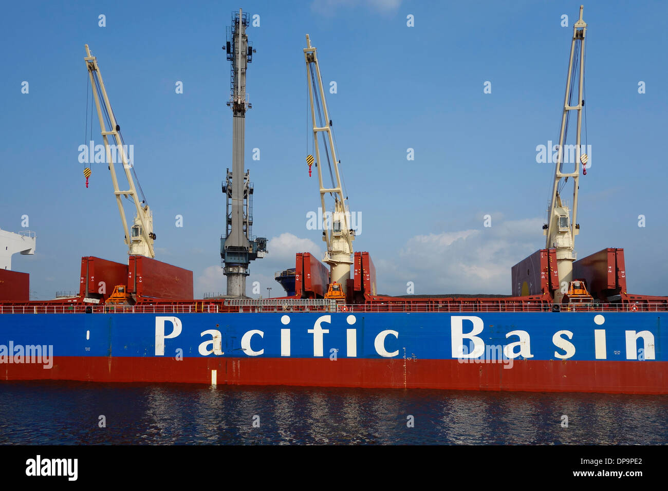 Bacino del Pacifico portarinfuse ancorata in mare-investire / Ghent Coal Terminal / GCT presso il porto di Gand, Fiandre Orientali, Belgio Foto Stock