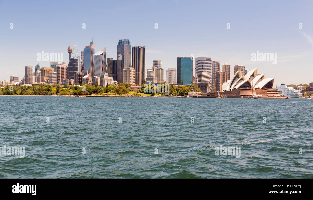 Skyline della città di Sydney e dell'Opera House da un traghetto, Australia Foto Stock