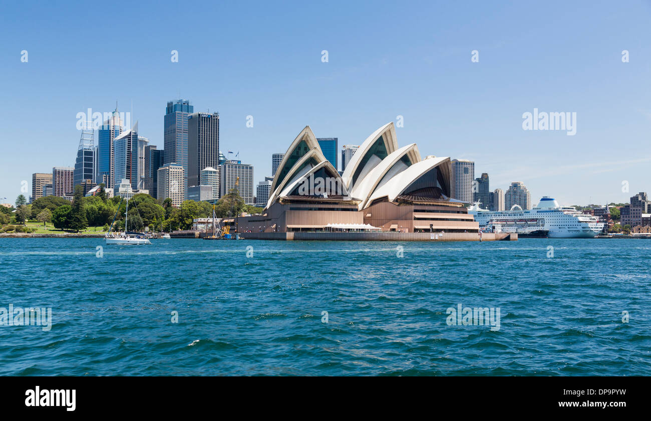 Il quartiere centrale degli affari di Sydney e l'Opera House con P&O Perla del Pacifico nave da crociera ormeggiata nel porto, Australia Foto Stock