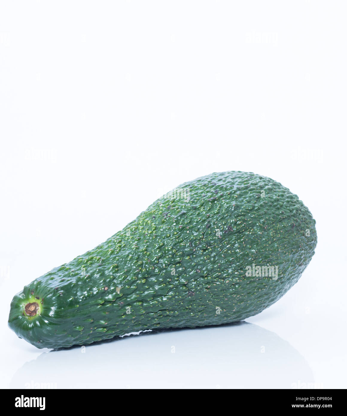 Belle foto di avocado isolati su sfondo bianco. Foto Stock