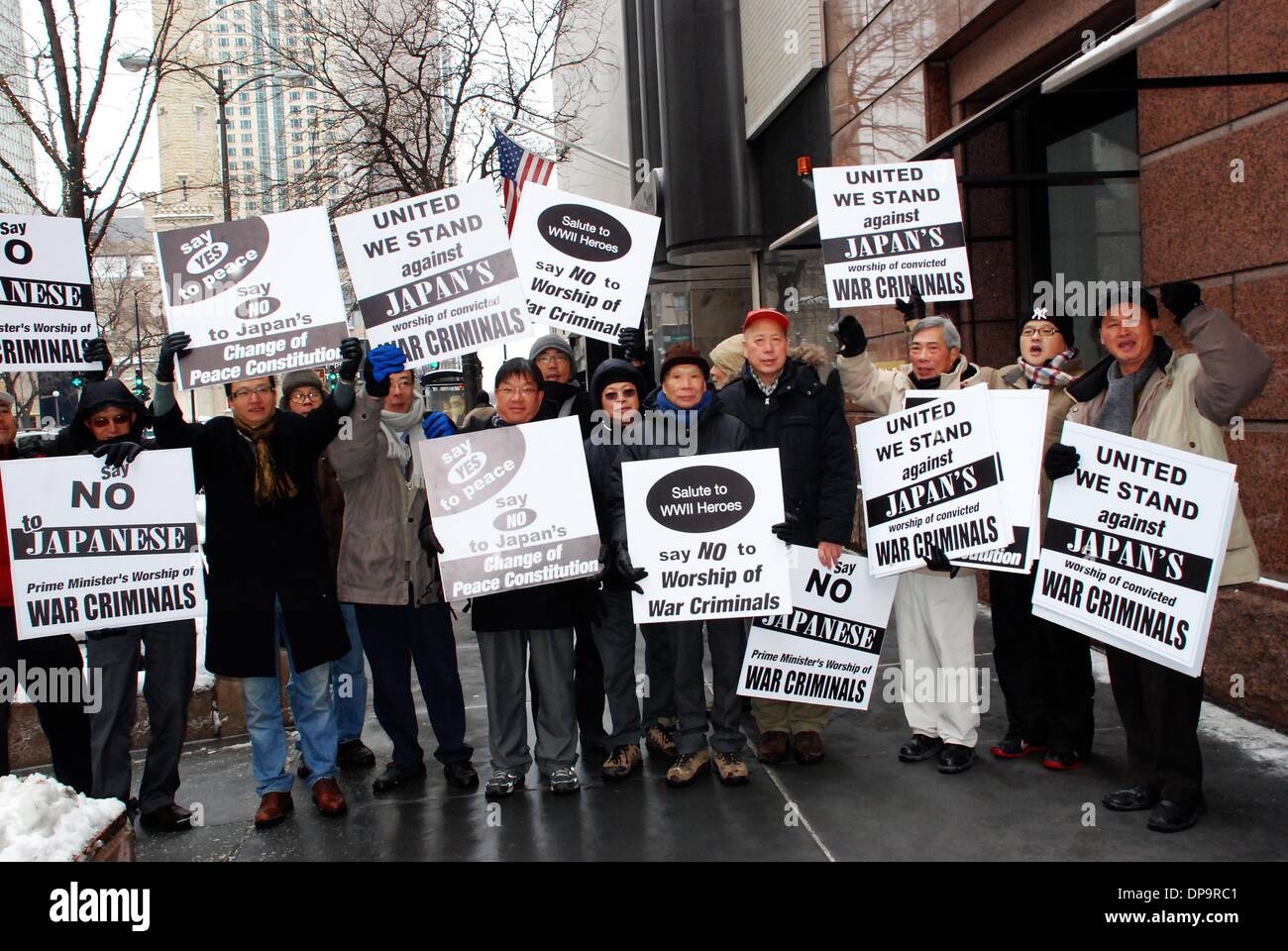 Chicago, Stati Uniti d'America. Il 9 gennaio, 2014. Locale protesta cinese al di fuori il Consolato Generale del Giappone a Chicago, negli Stati Uniti, gennaio 9, 2014. Un gruppo di manifestanti ha dimostrato al di fuori il Consolato Generale del Giappone qui il giovedì oltre il primo ministro giapponese Shinzo Abe recente visita al controverso Santuario Yasukuni. Credito: Zhang Dawei/Xinhua/Alamy Live News Foto Stock
