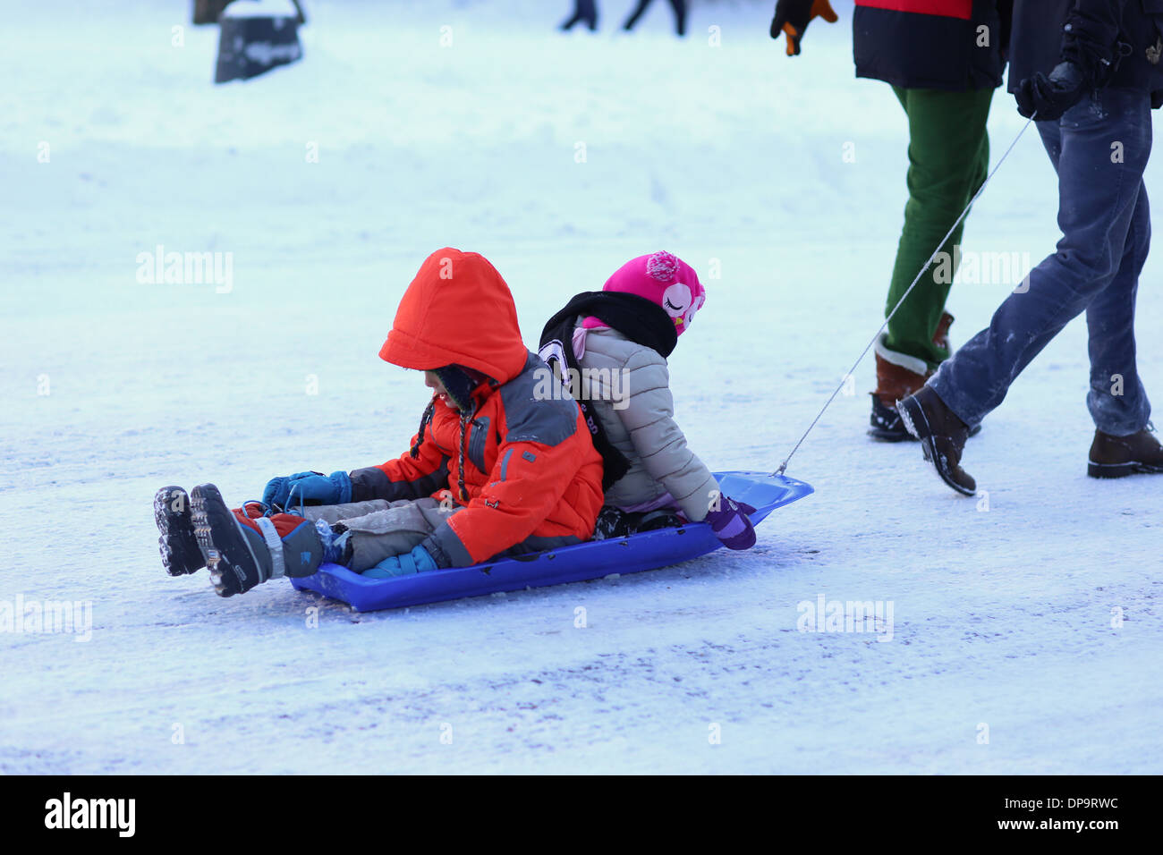 I bambini su una slitta di neve. Foto Stock