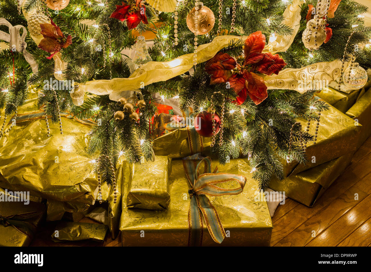 I regali di Natale sotto l'albero Foto Stock