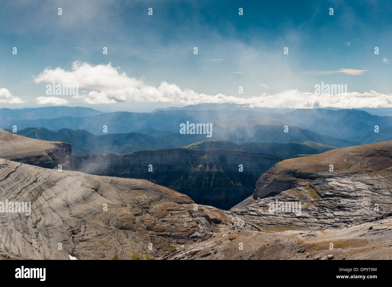 Vista verso la valle di Ordesa da Le Doigt Pointe Bazillac in Francese / Spagnolo Pirenei Foto Stock