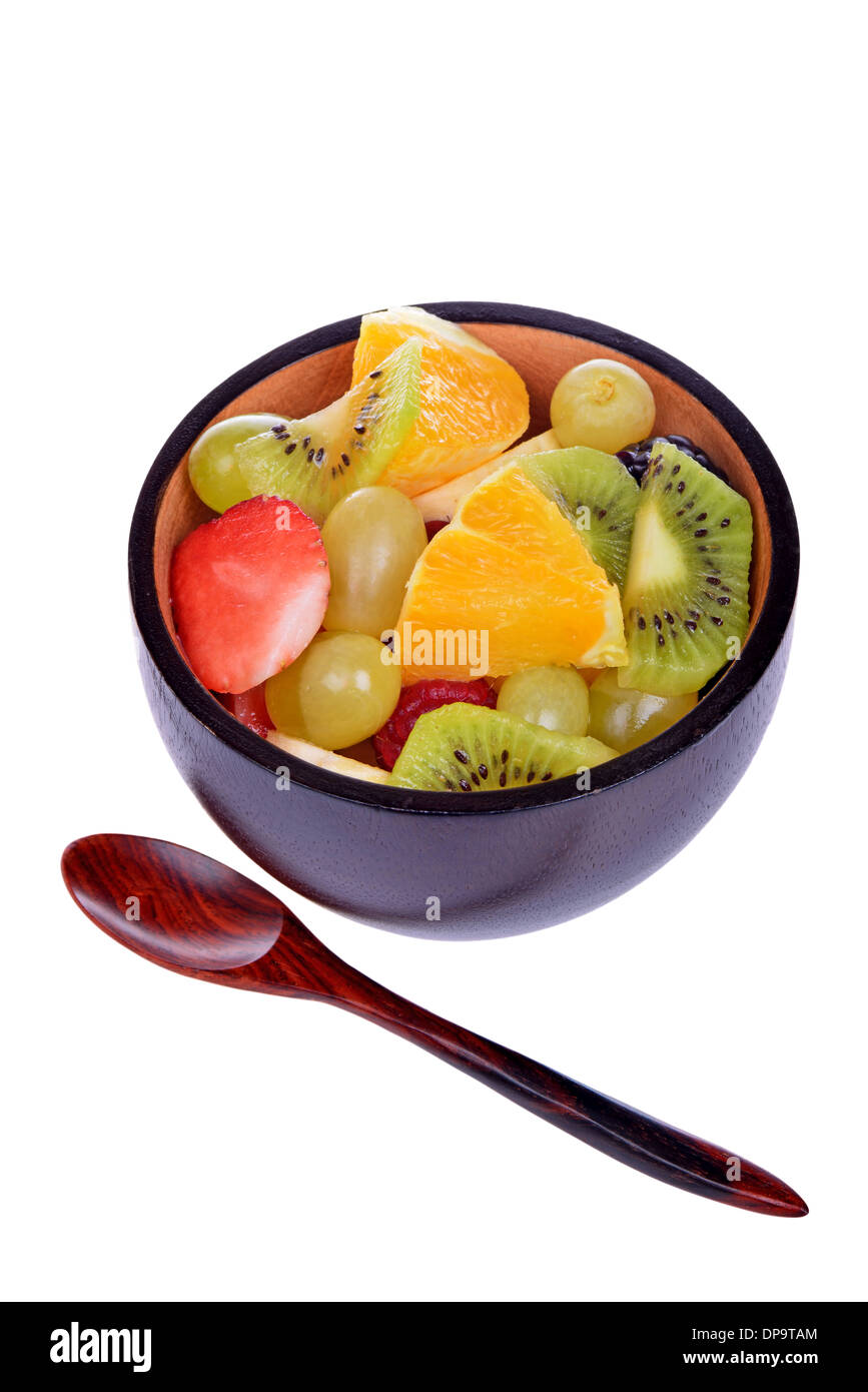 Macedonia di frutta con fragole, arance, kiwi e mirtilli isolati su sfondo bianco Foto Stock