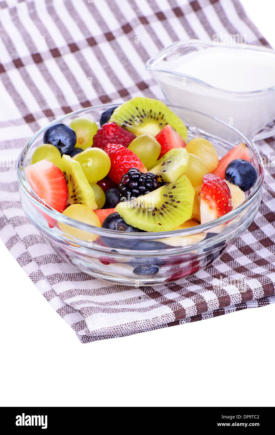 Macedonia di frutta con fragole, arance, kiwi e mirtilli isolati su sfondo bianco Foto Stock