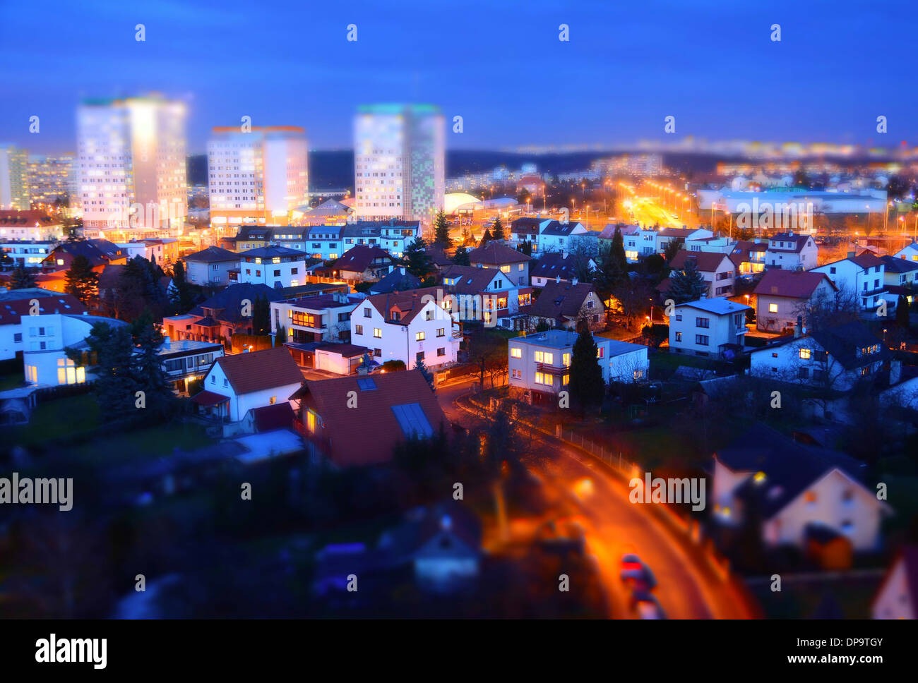 La città di Praga con grandi case prefabbricate e case al crepuscolo con tilt-shift effetto. Foto Stock