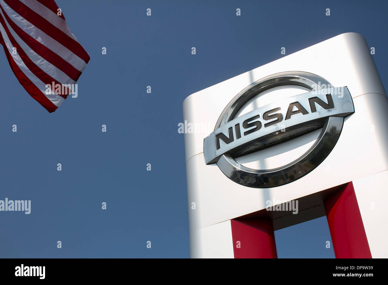 Un commerciante di Nissan molto nella periferia del Maryland. Foto Stock