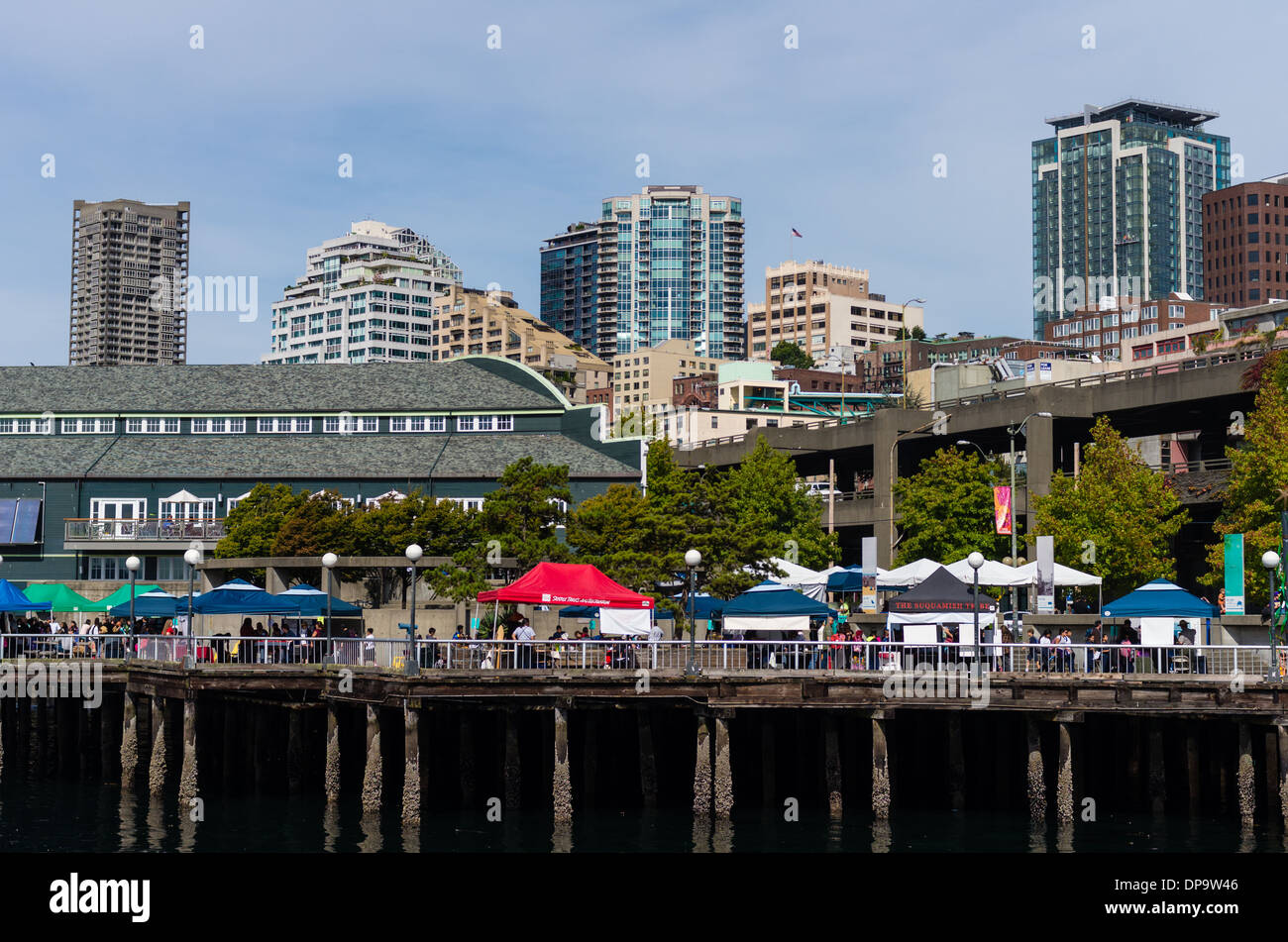 Tende impostato sul molo per un festival Porto di Seattle Waterfront Park. Seattle, Washington Foto Stock