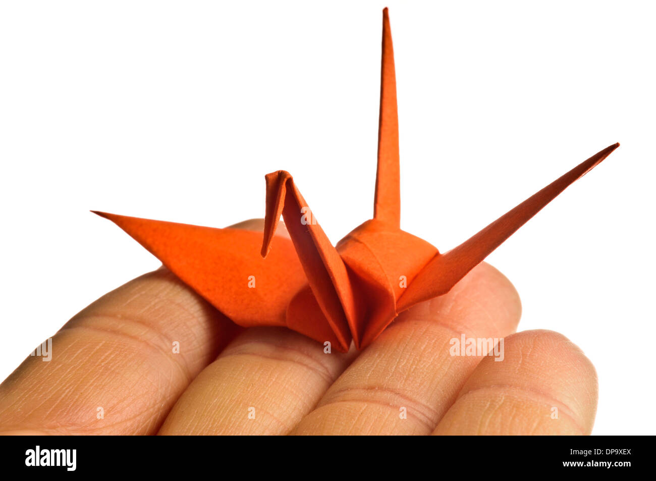 Mano che tiene un uccello origami Foto Stock