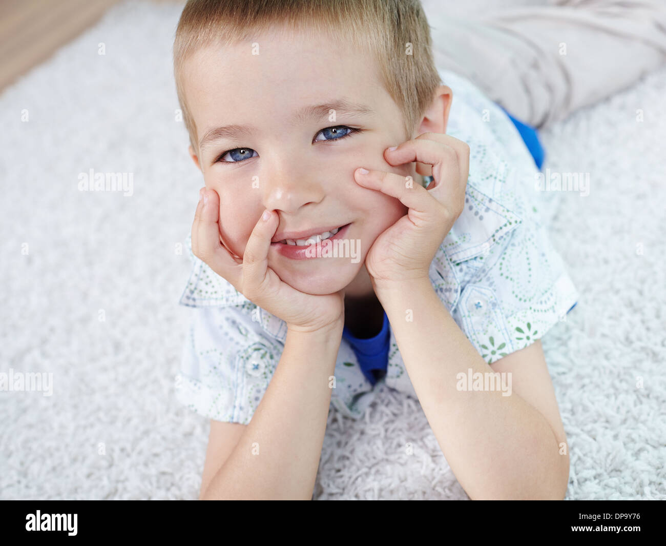 Adorabile bambino sdraiato sul pavimento e avente il resto Foto Stock